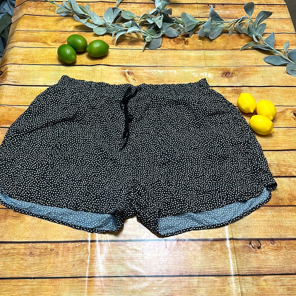 Buffbunny xl flow shorts black bossy print